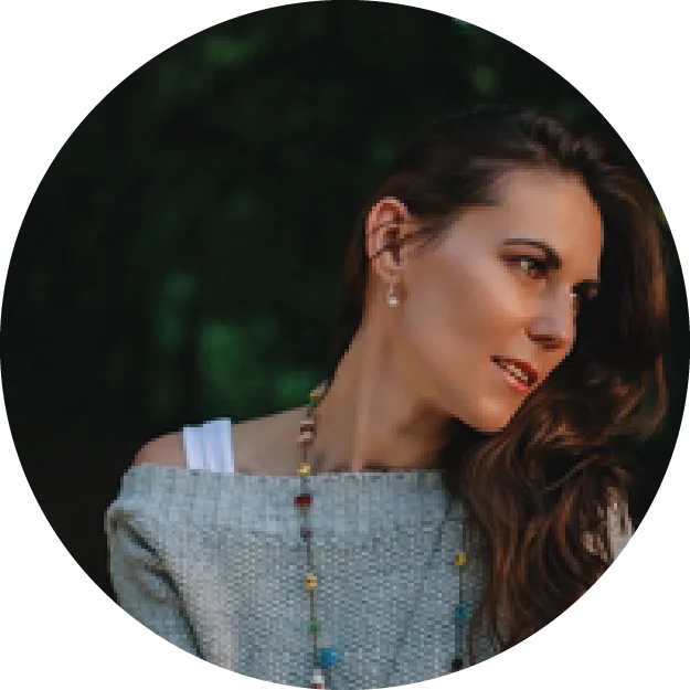 Mujer con expresión de satisfacción